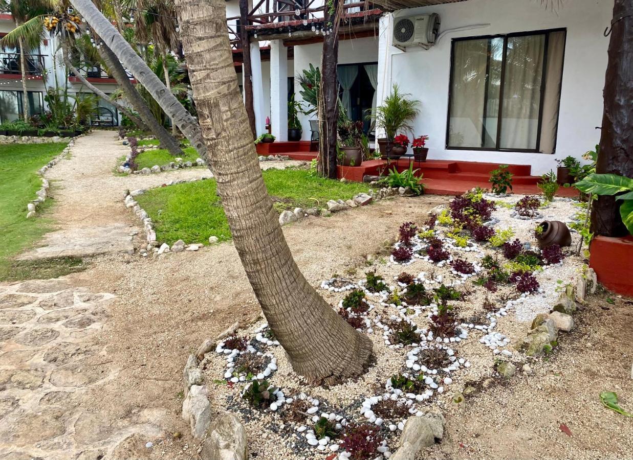 Casa Caribe Cancún Buitenkant foto A garden at a hotel in Cancun, Mexico